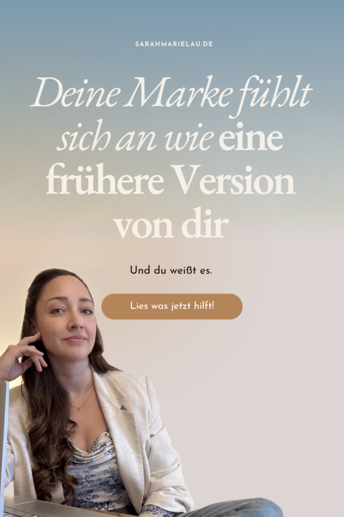 Frau schaut nachdenklich auf Laptop, Text: Deine Marke fühlt sich an wie eine frühere Version von dir, Brand Clarity Guide München Du öffnest deine eigene Website und spürst ein leises Unbehagen. Das ist kein Zufall, sondern ein präzises Signal: du hast dich weiterentwickelt, deine Marke noch nicht. Was dieses Gefühl wirklich bedeutet, und was als Nächstes hilft.