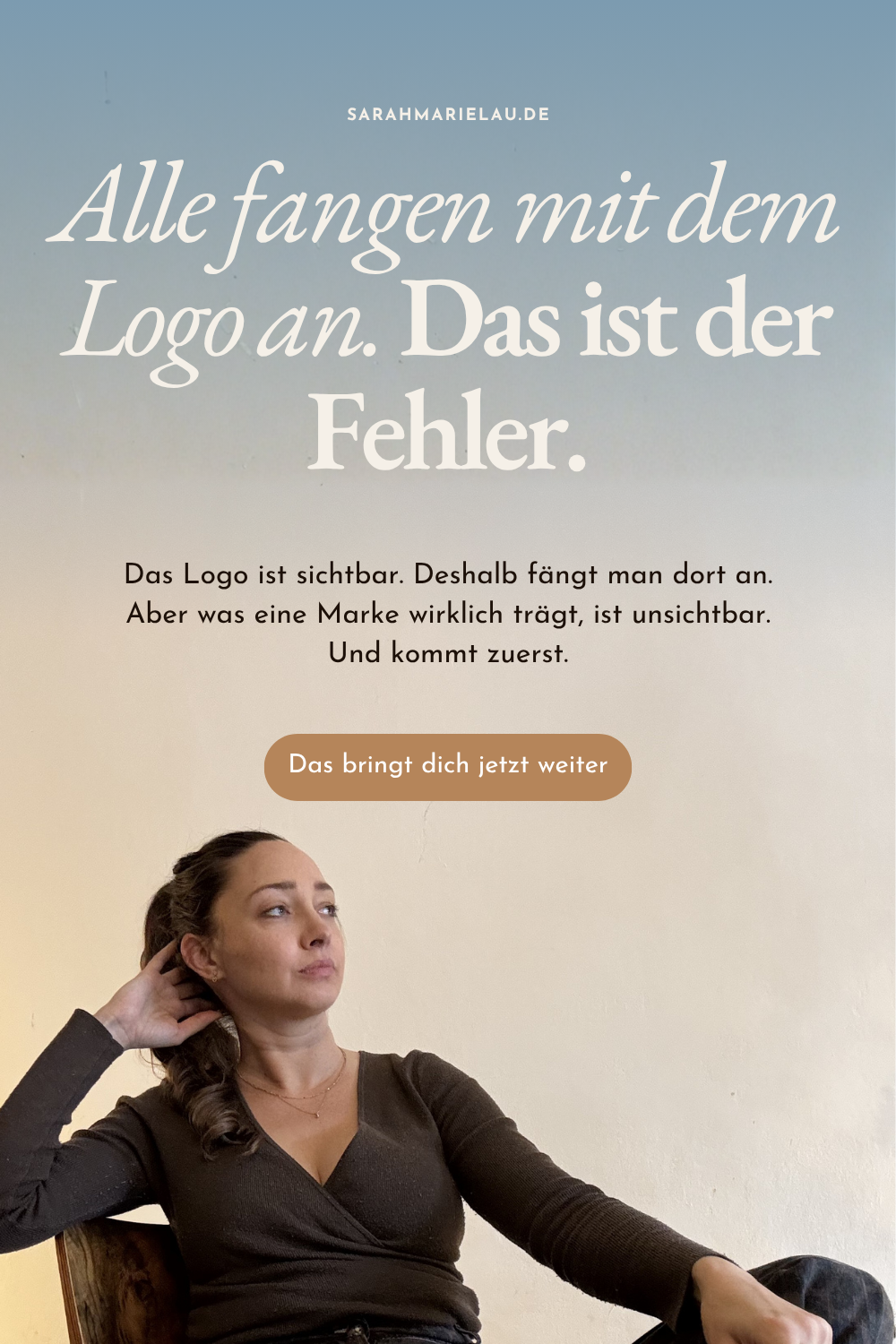 Moodboard mit Farben und Schriften auf Schreibtisch, Text: Ein Logo ohne Strategie ist ein Symbol ohne Bedeutung.