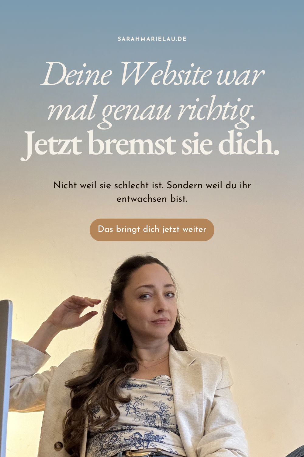 Laptop auf Schreibtisch, Text: Deine Website war mal genau richtig. Jetzt bremst sie dich.