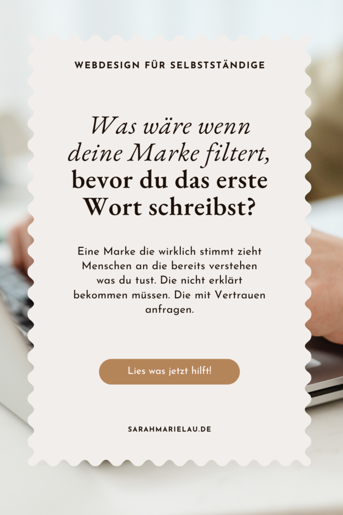 Ruhiger Schreibtisch mit Laptop, Text: Was wäre wenn deine Marke filtert, bevor du das erste Wort schreibst?
