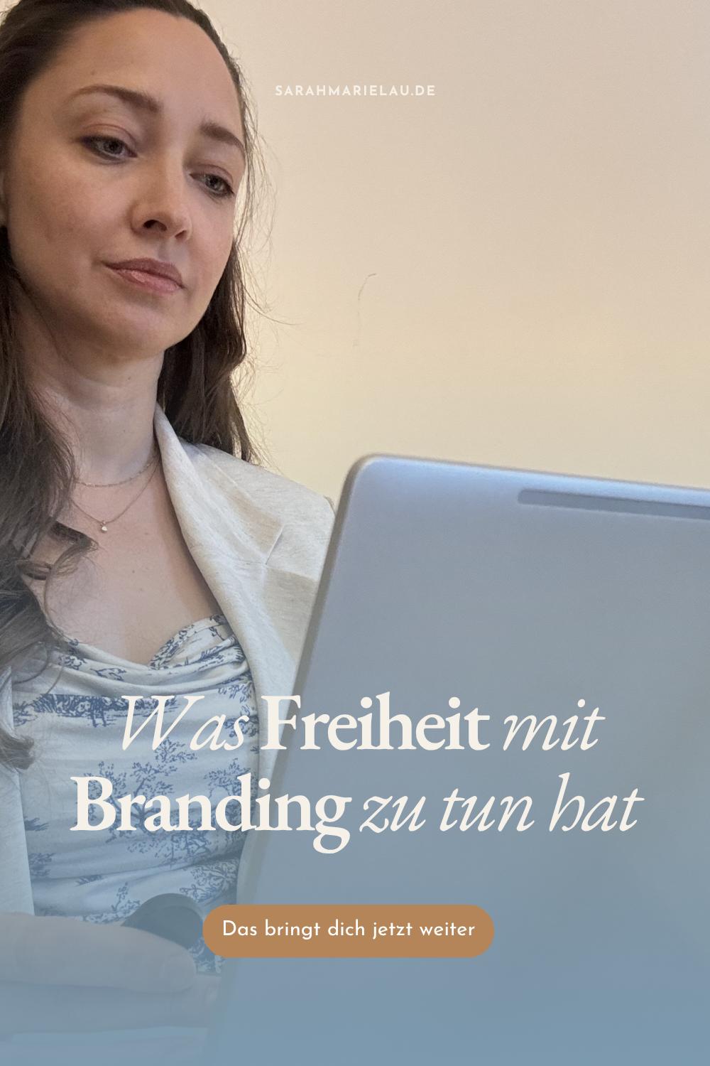 Ruhiger Schreibtisch mit Laptop und Kaffee, Text: Kein Call. Keine Terminabstimmung. Mehr von beidem.