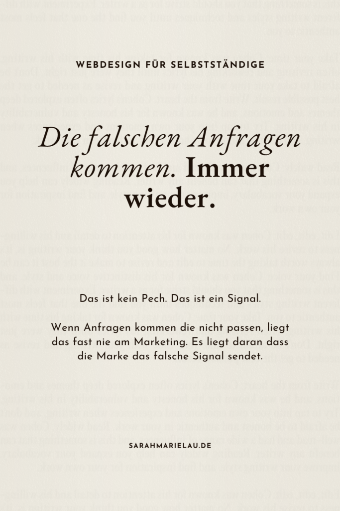 Notizbuch mit Stift auf Holztisch, Text: Die falschen Anfragen kommen. Immer wieder.