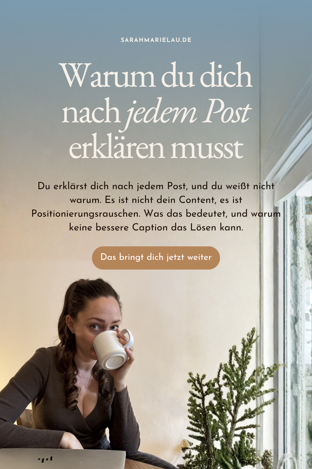Frau tippt auf Smartphone, Text: Warum du dich nach jedem Post erklären musst, Positionierung Selbstständige