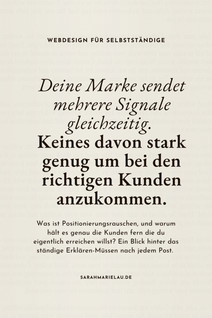Notizbuch mit durchgestrichenen Positionierungssätzen, Text: Positionierungsrauschen, wenn deine Marke zu viele Signale sendet
