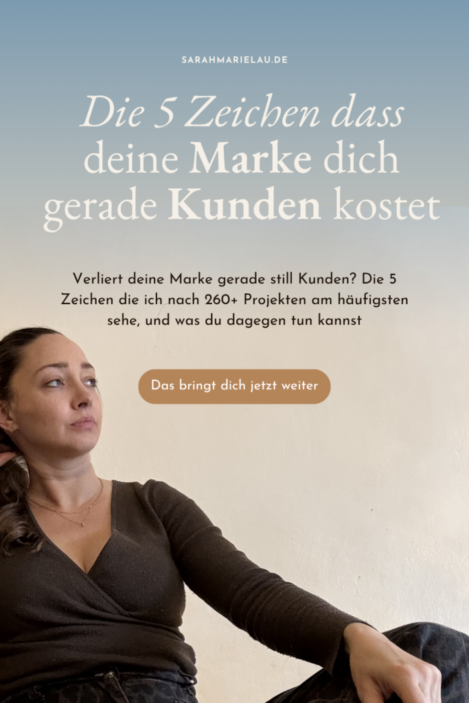 Frau zögert vor Laptop, Text: Wenn du deine eigene Website nicht zeigen magst, passt etwas nicht